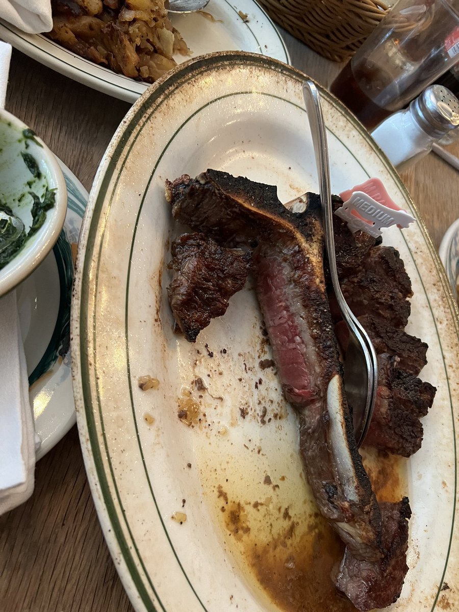 New York’un meşhur steak’cisi Peter Luger. 
Et: Indoor - Corn-fed - 41 kuru yaşlanmış, eşlikçiler: Alman usulü patates ve ıspanak.