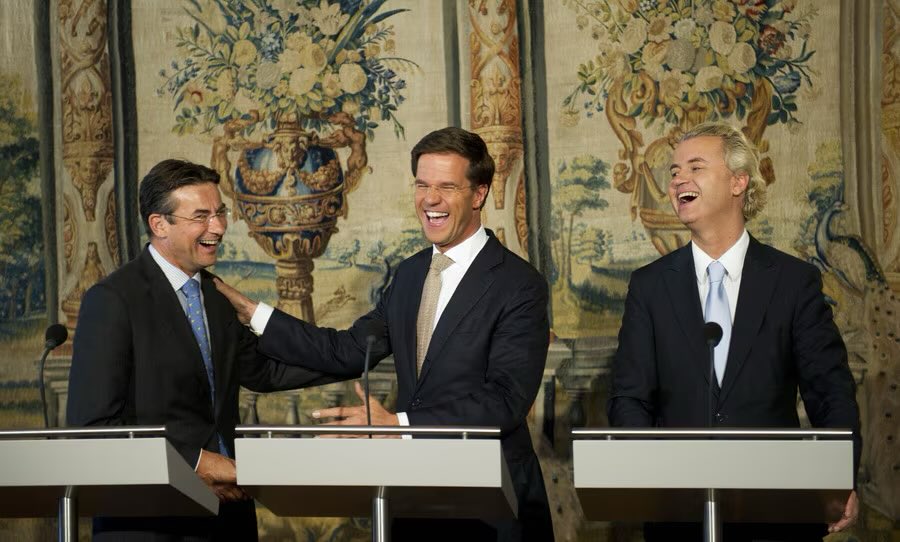 👉Hoge inflatie
👉Hogere huren
👉Bezuinigingen zorg
👉Toename (arbeids)migratie
👉Voortduren toeslagenschandaal
👉Groeiende woningnood
👉Verdubbeling defensiebudget
👉Cadeautjes aandeelhouders

Yesilgoz + Wilders 
=
Rutte 5

En het begon zo👇