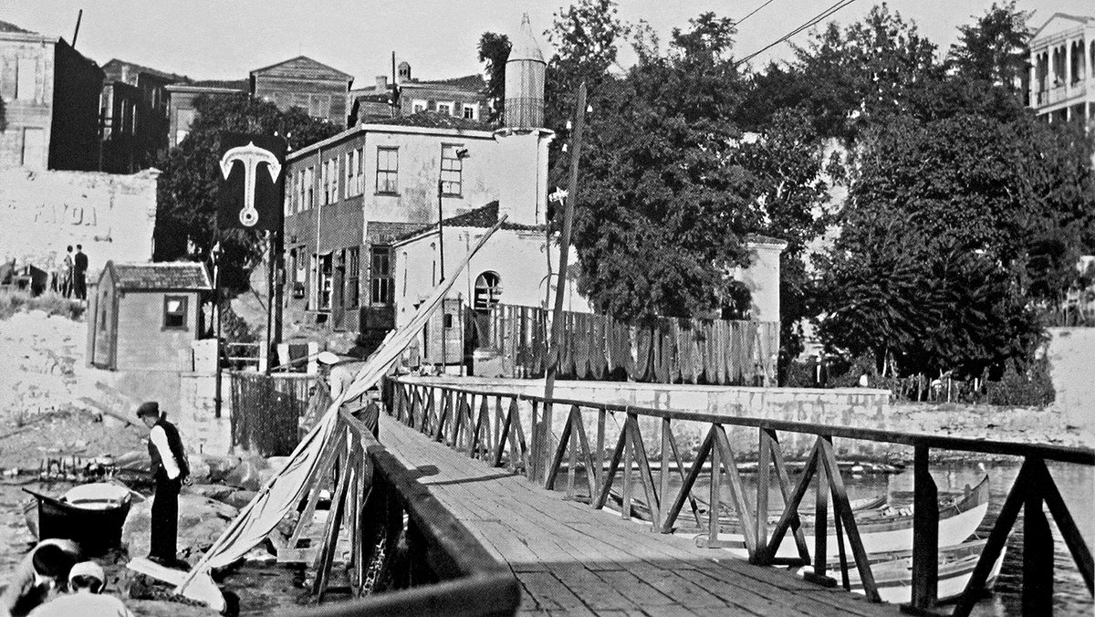 Teşrifatçı Akif Mehmet Efendi Mosque and Salacak Pier, İstanbul, 1920s

Photo from ÜSKÜDAR SEVDALILARI ℂ⋆