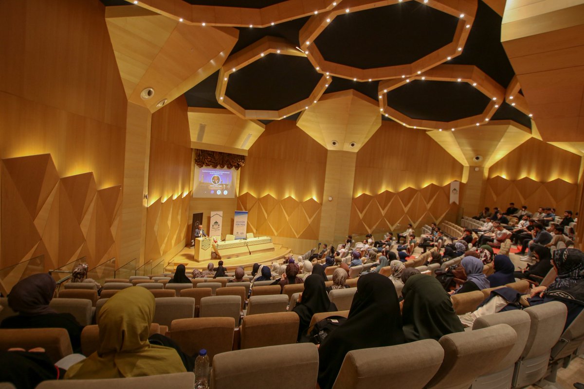 Prof. Dr. Adem Apak hocamız ile "İlahiyat İlimlerinin Temellendirilmesinde İslam Tarihinin Yeri" programımızı gerçekleştirdik elhamdülillah. 
Hocamıza, emeği geçen arkadaşlara ve katılımcılara teşekkür ediyoruz. Yeni etkinliklerimizde görüşmek üzere ✨️