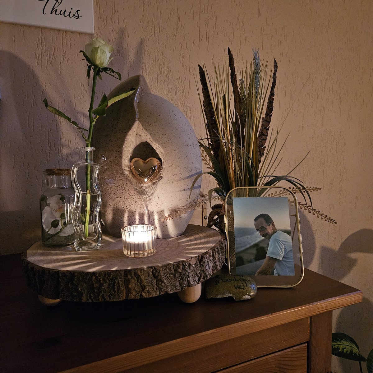 SylsLife's tweet image. Het was 'n fijne (verjaar)dag
Af en toe even slikken...maar met mijn lieve kinderen, broer, schoonzus en hun kinderen hebben we er wat moois van gemaakt voor hem 🥂
Ik kreeg van mijn dochter witte rozen, één daarvan heb ik aan Erik gegeven...zijn geboortebloem
#rouw om #mijnlief