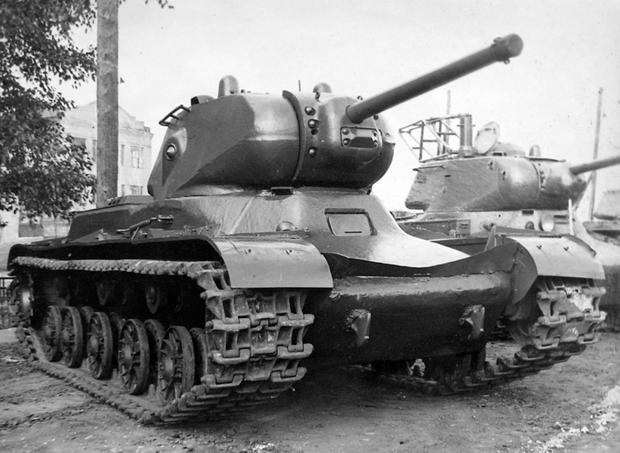 #OTD in 1942 the GABTU put out a report criticizing the KV-1 and requesting a new 30 ton heavy tank. The KV-13 showed that this was possible, but too many compromises had to be made. A year later, Soviet heavy tanks were back to 45 tons. #tanks #history #WW2 #WWII