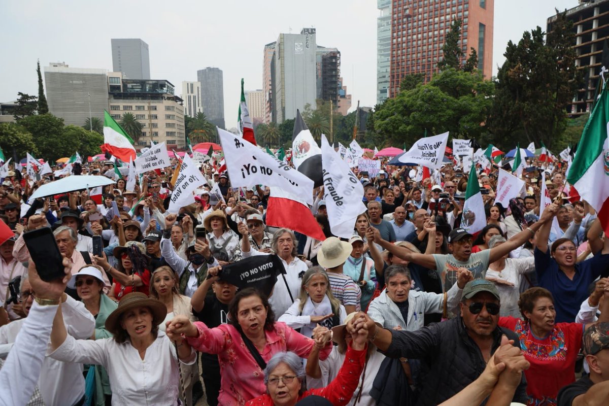diario24horas's tweet photo. 🔴 #IMPORTANTE | Aspectos de la marcha "Yo no voto" en donde cientos de personas marcharon al Monumento a la Revolución para manifestar su rechazo a la #elecciondelpoderjudicial

https://t.co/XN1BFklBs4

📸: Gabriela Esquivel https://t.co/qFrEYXajon