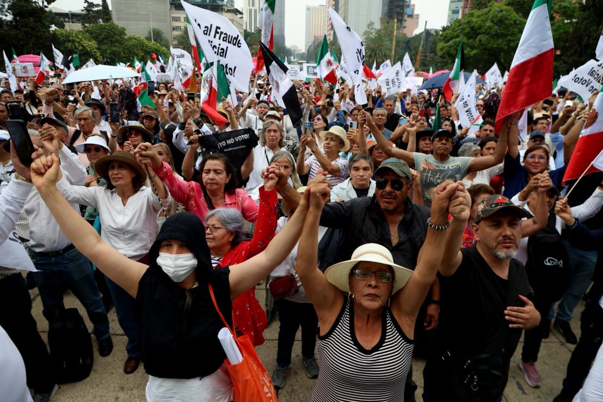 diario24horas's tweet photo. 🔴 #IMPORTANTE | Aspectos de la marcha "Yo no voto" en donde cientos de personas marcharon al Monumento a la Revolución para manifestar su rechazo a la #elecciondelpoderjudicial

https://t.co/XN1BFklBs4

📸: Gabriela Esquivel https://t.co/qFrEYXajon