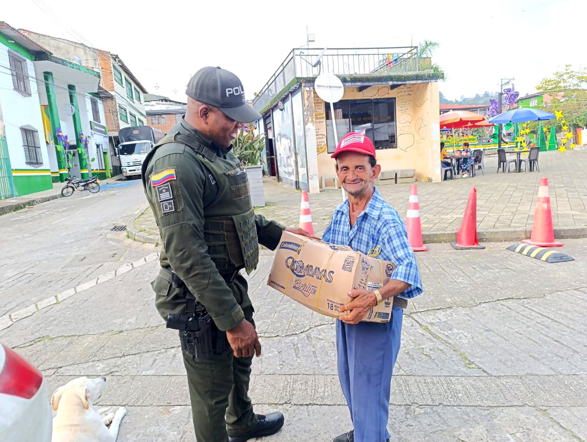 Policiantioquia's tweet photo. En #Nariño, nuestro grupo de @ProteccionPonal junto con Policía Comunitaria entregó mercados a familias vulnerables. Un acto de solidaridad que llevó esperanza y reafirmó nuestro compromiso con el bienestar y la dignidad de quienes más lo necesitan. #ActuandoPorAntioquia https://t.co/bR7CvZGKO8
