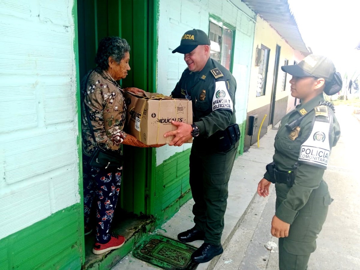 Policiantioquia's tweet photo. En #Nariño, nuestro grupo de @ProteccionPonal junto con Policía Comunitaria entregó mercados a familias vulnerables. Un acto de solidaridad que llevó esperanza y reafirmó nuestro compromiso con el bienestar y la dignidad de quienes más lo necesitan. #ActuandoPorAntioquia https://t.co/bR7CvZGKO8
