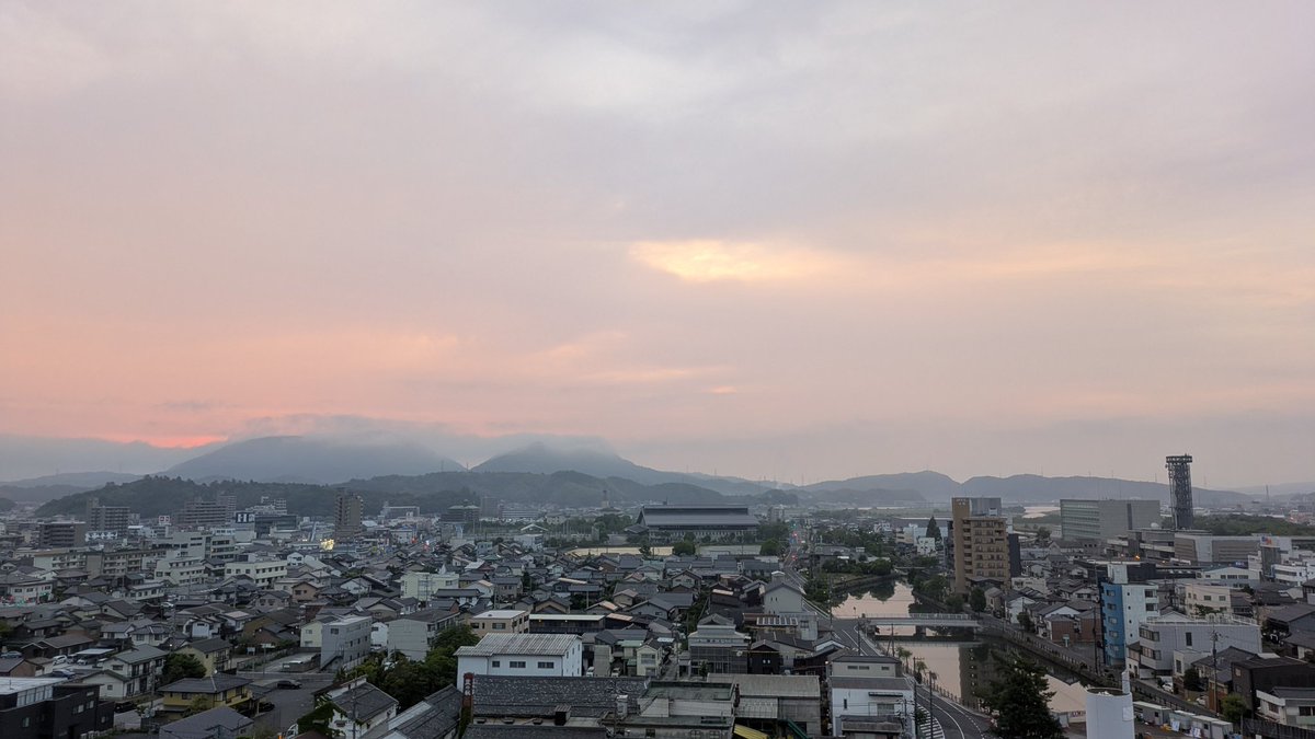 【2025.06.02.(月曜)】

松江の日の出
午前５時すぎ

天気　くもり
気温　14℃
日の出時間　4:54a.m.

<a href="/matsue_city/">松江市</a>