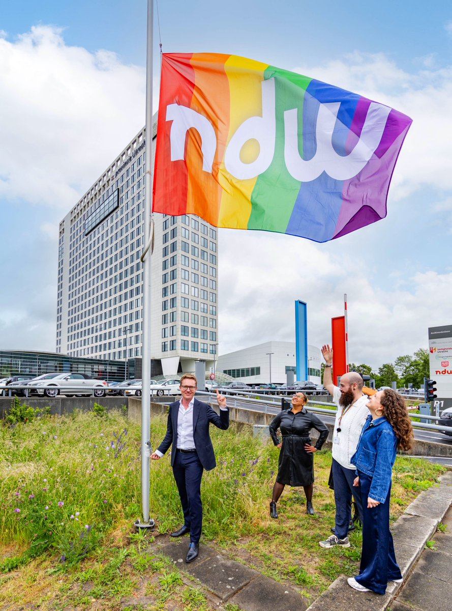 Bij NDW mag je zijn wie je bent en zijn we er voor iedereen. 

🫶 Dat geldt voor onze 170 (interne en externe) medewerkers, de 19 partners voor wie we werken en de vele bedrijven waar we mee samenwerken.

Daarom hebben we een nieuwe vlag! 🏳️‍🌈

Fijne pride maand!