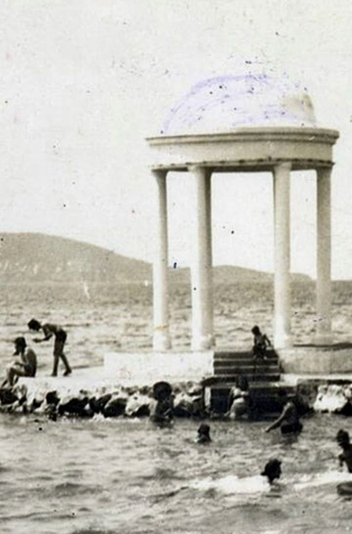 Süreyya Beach and The Temple of the Virgins monument, Maltepe, İstanbul. 1960s

Photo from BUGÜNÜN MALTEPE''LİLERİ.ESKİ VE YENİLERİ.