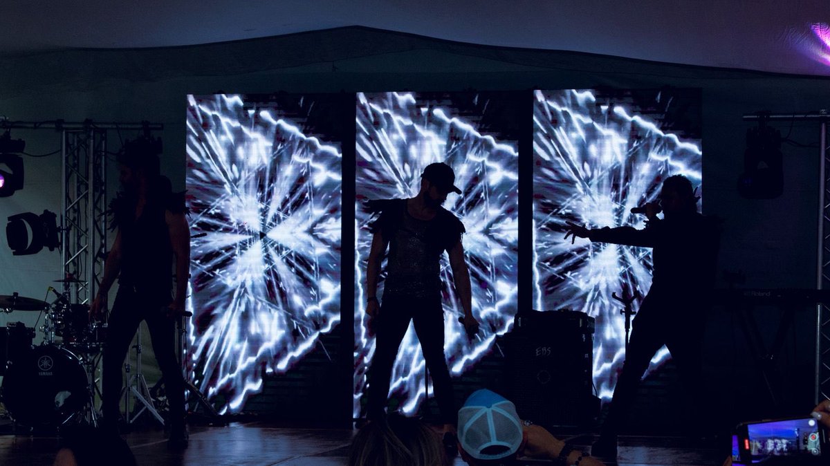 Es indescriptible la sensación que llega justo antes de salir al escenario… Esperamos que pronto podamos verlos… así, cerquita !!! 
 #ROMStar #DejateLlevar #SomosSoloUno #Live #Concierto