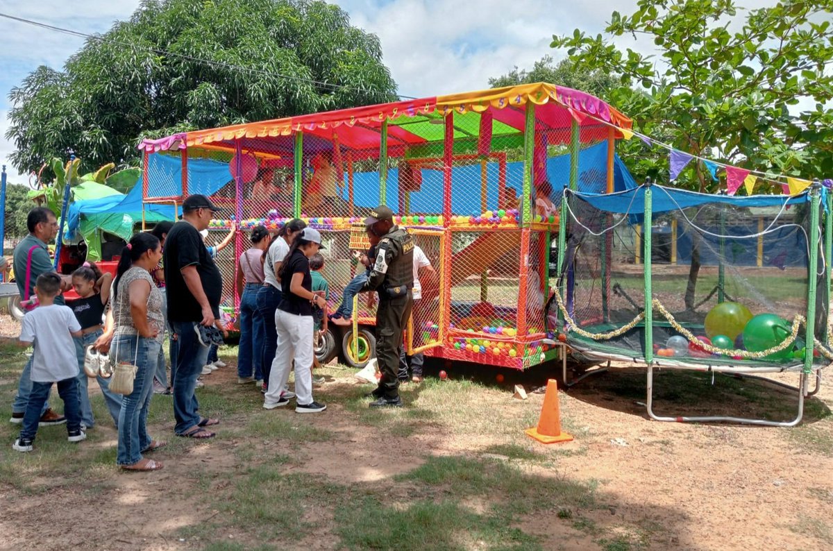 PoliciaDECOR's tweet photo. Nuestras unidades de @ProteccionPonal ofrecieron a los niños, niñas y adolescentes del colegio Gimnasio Valle San Jorge de #PlanetaRica, un espacio de sano esparcimiento📚🎉, con la participación activa de la comunidad educativa y padres de familia. #YoProtejoLaNiñez #EPAÍS 🇨🇴 https://t.co/u2poEHIgnX