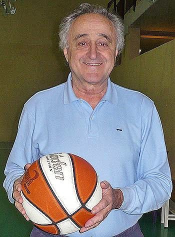 Hoy he tenido el placer de conocer y departir unos minutos con Pepe Laso. Que sorpresa, una persona entrañable, con unos conocimientos brutales sobre baloncesto  y hemos podido compartir conocimientos como entrenadores. Es un libro de la vida y del deporte...lujazo. <a href="/realmadrid/">Real Madrid C.F.</a>