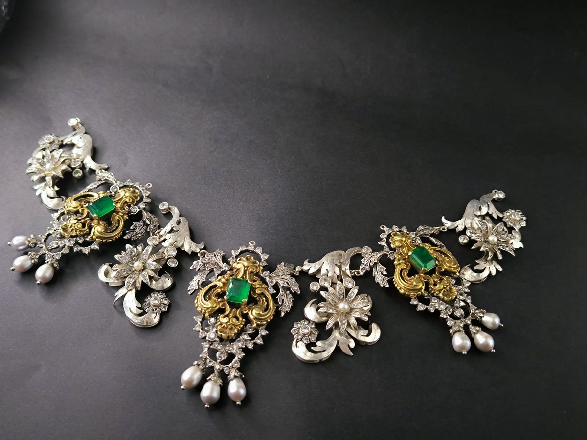 Un año de que se coronase María Santísima de los Dolores en su Soledad de @veracruzdebrenes  y  tuviera la oportunidad de confeccionar la tiara que luciese la imagen los días previos de coronarse y que posteriormente se convirtiese en gargantilla.

Precioso recuerdo!!