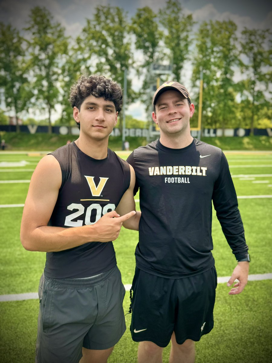 AdityaKaul2026's tweet image. Had a great time at @VandyFootball specialist camp today- won the punt competition with a 54 yd 4.61 s ball.
Thanks to @CoachGallantST @coachj_lepak @haberer_nick for running a great camp! #AnchorDown ⚓️
@coachstewgocats @thedawsonzim @_Mike_McCabe @OneOnOneKicking…
