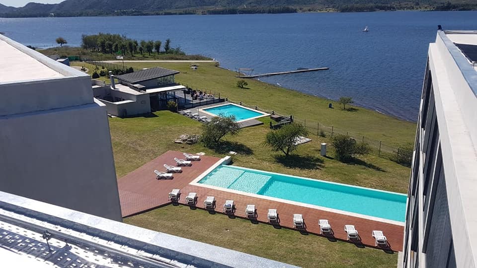 Este es uno de los complejos que claramente viola la ley NO DEJANDO EL CAMINO DE SIRGA y no podría haberse construido ahí sin la complicidad ni la vista gorda de funcionarios municipales y provinciales.