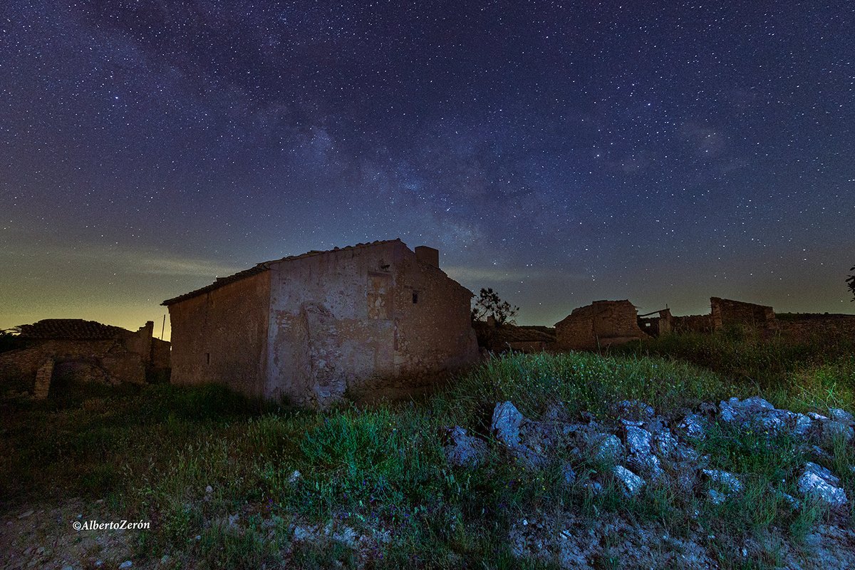 MeteOrihuela (@meteorihuela) on Twitter photo ¡Aprovechen las noches de #verano para contemplar el cielo nocturno! Esta pasada madrugada (01/06/2025), captación de la #VíaLáctea desde el entorno de El Retamalejo, en el término municipal de #CaravacaDeLaCruz (#Murcia). Imágenes: <a href="/AlbertoZern1/">Alberto Zerón</a> y María José Bas. ¡Aprovechen las noches de #verano para contemplar el cielo nocturno! Esta pasada madrugada (01/06/2025), captación de la #VíaLáctea desde el entorno de El Retamalejo, en el término municipal de #CaravacaDeLaCruz (#Murcia). Imágenes: <a href="/AlbertoZern1/">Alberto Zerón</a> y María José Bas.