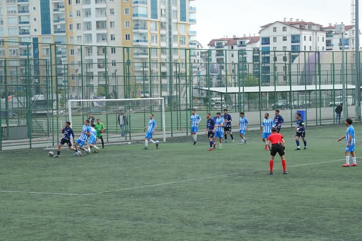 Karşılaşmayı 2-0 kazanarak şampiyon olan ve 1. Amatör Lig’e yükselen komsu ilcemiz  Fatsaspor’umuzu, sahada ter döken futbolcularımızı, teknik heyeti ve yöneticilerini yürekten tebrik ediyorum. Fatsa’mıza bu gururu yaşattığınız için teşekkürler. 💙⚽