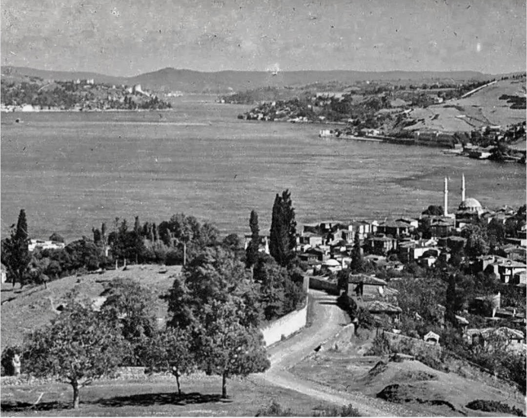 View of the Bosphorus, once upon a tİme
Where exactly is this?

Photo from bağlarbaşı üsküdaR
