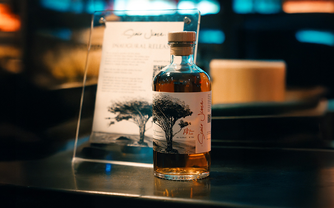 𝗡𝗘𝗪 𝗥𝗘𝗟𝗘𝗔𝗦𝗘!

𝗦𝗰𝗮𝗶𝗿 𝗨𝗶𝘀𝗰𝗲 announce their inaugural release which is a 14-year-old single grain Irish whiskey finished in a Spinola Ximénez Sherry Cask. 

The label bears specially commissioned artwork of Irish artist Francis Leavey and is the world's first to