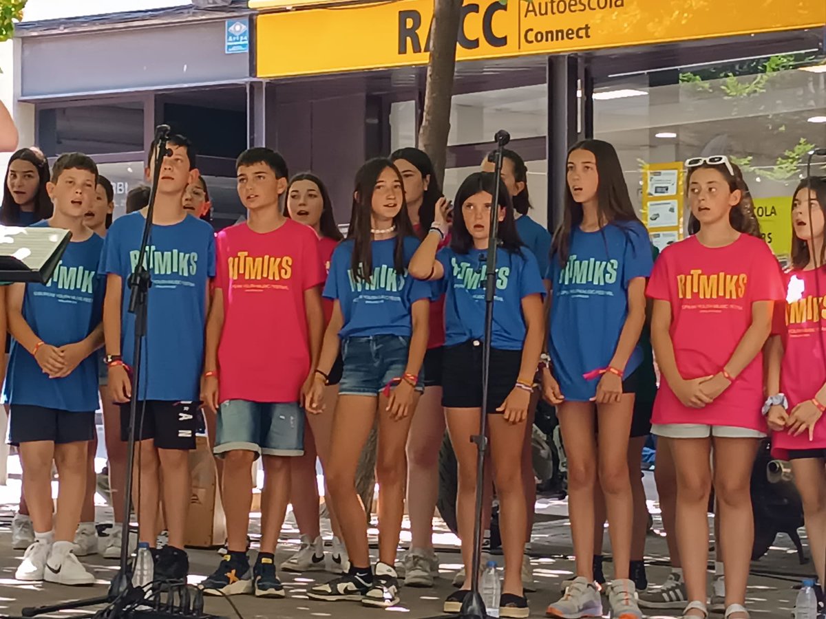 Imatges de la participació del Cor de Veus Blanques de l'escola al festival RITMIKS25 que aquest dissabte va celebrar la cloenda a Manresa. 

Una gran oportunitat per compartir música amb joves vinguts d'arreu d'Europa.