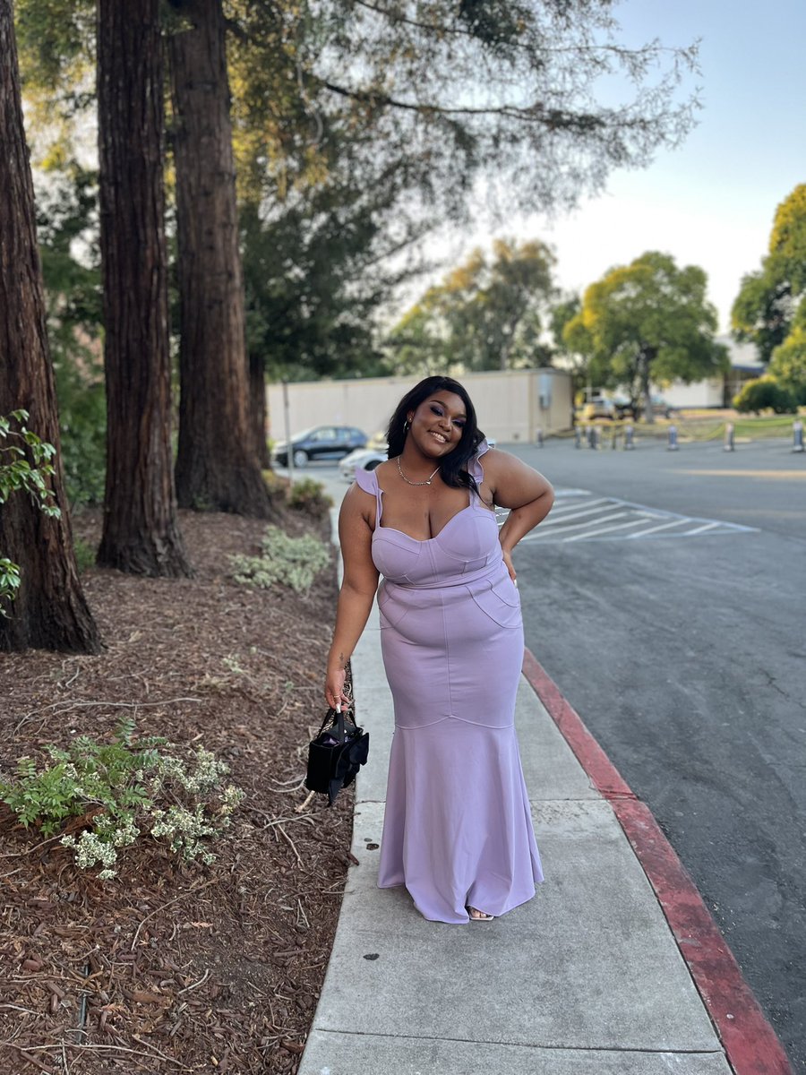 pytt97's tweet image. Having your dad take your pics 10/10 🤩💜