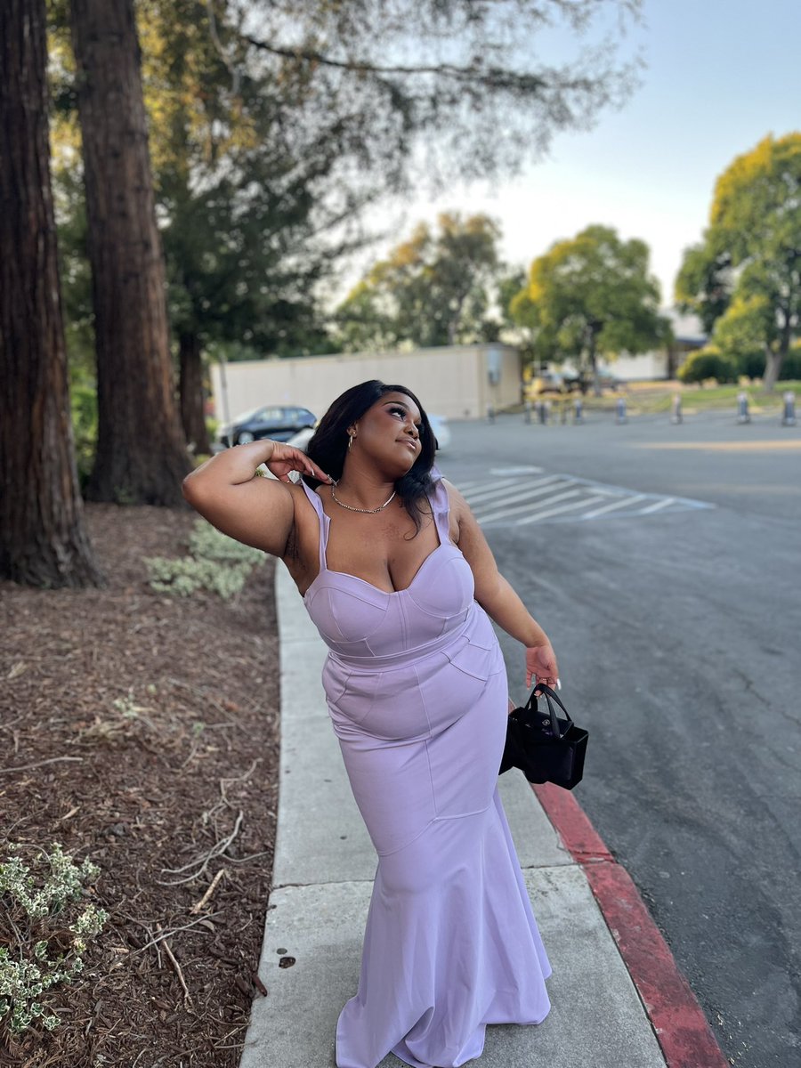 pytt97's tweet image. Having your dad take your pics 10/10 🤩💜