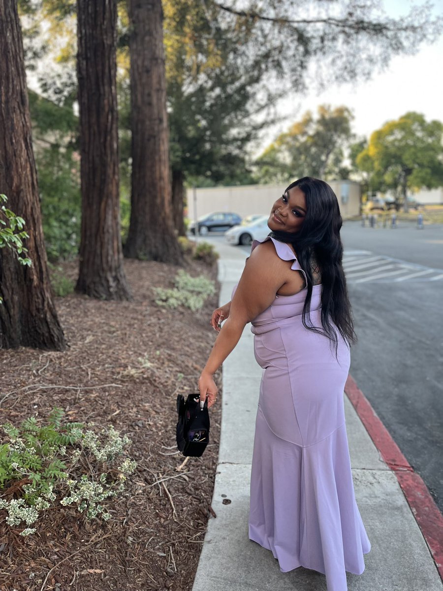 pytt97's tweet image. Having your dad take your pics 10/10 🤩💜