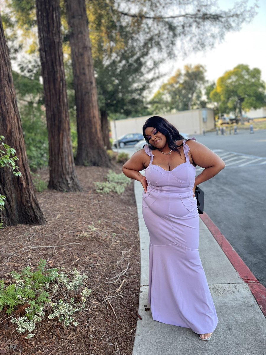 pytt97's tweet image. Having your dad take your pics 10/10 🤩💜