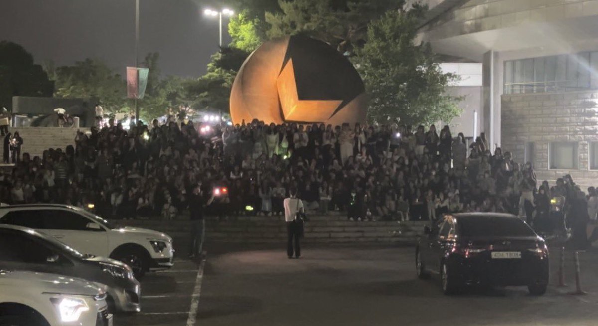 Ahgases waiting outside after Youngjae’s musical.