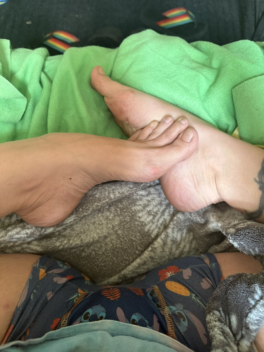 MissVsFeet's tweet photo. Nom nom nom #footfetısh #feetworshi̇p #footlovers #Feet https://t.co/kxtvoo9dsI