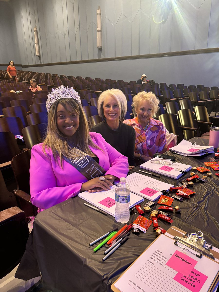 futuretalkshow's tweet photo. #MSSpokeamodel
What an amazing time I’m having judging the “Pageant Perfect” with these beauties in Newnan, GA. These young ladies are stunning on stage! It’s hard to judge 😲😲 Great job girls 👏👏👏
#marvelousmarissa #marvelousmarissaonthego #PageantJudge #UIE #pageantperfect https://t.co/hB2p8mOjNB
