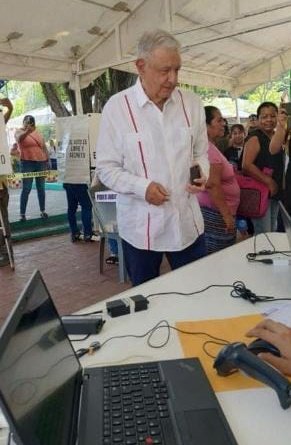 Chulada ❤️ firmes mi querido Presidente 😍 

#YoSigoAMiPresidente 
#YoSiVoto 
#EsUnHonorEstarconObradorYConClaudiaHoy