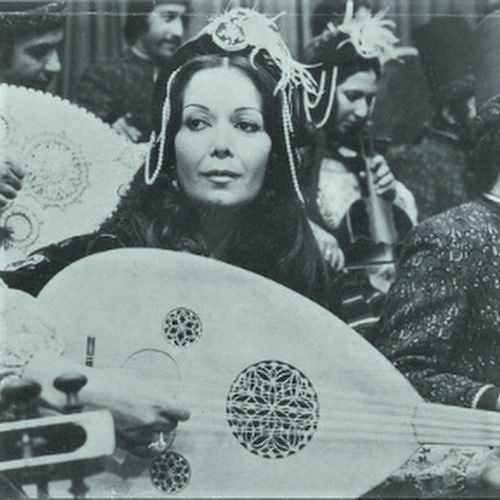 مهین زرین‌پنجه، آهنگساز و نوازنده پیانو درگذشت

مهین زرین‌پنجه، موسیقیدان، آهنگساز و نوازنده پیانو صبح امروز یکشنبه ۱۱ خرداد در سلمان‌شهر (متل قو) در استان مازندران درگذشت.

او چهارم آبان سال ۱۳۱۶ در تهران به دنیا آمد. پدرش نصرالله زرین‌پنجه، استاد تار و آهنگساز بود که در تهیه