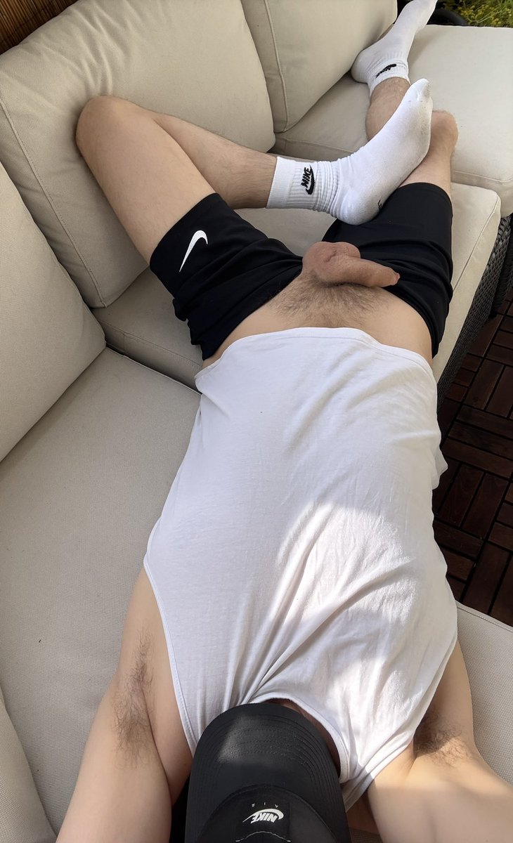 Das schöne Wetter mal zu Hause auf dem Balkon genossen😎

#gaydirtysox #gaywhitesox #gayhairy #gayuncut #gaynike #gaysneakerhead