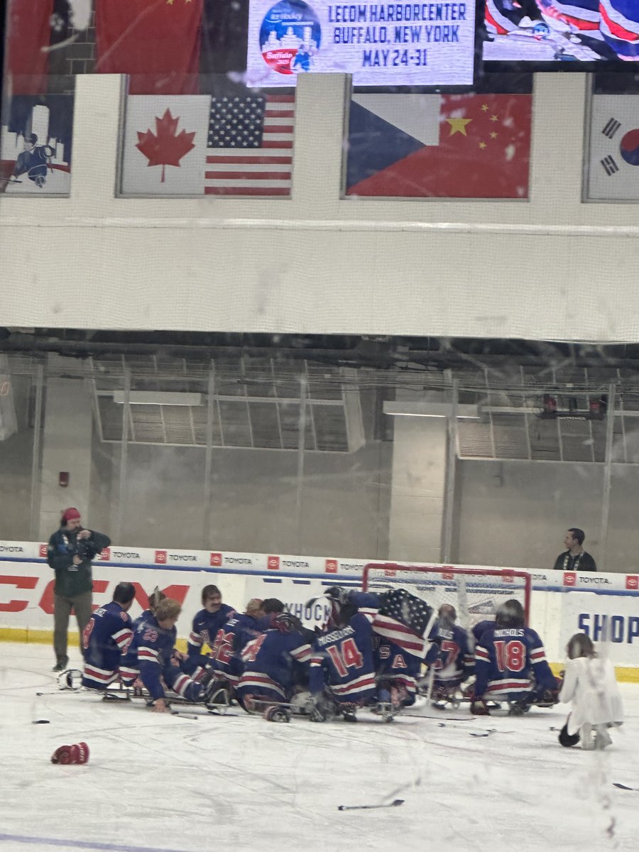 Buffalo_AT's tweet image. This week, our students and faculty partnered with @UBMDOrtho to provide medical care for the 2025 World Para Ice Hockey Championships in Buffalo! 🌍🏒 8 countries, countless languages, and an unforgettable experience. Oh—and Team USA won GOLD! 🇺🇸🥇 #UBuffalo #UBSPHHP