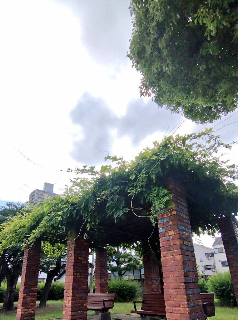 「人をうらやむ気持ちは闇に近づける」ってホンマやで
よう聞いてや～。  
「あの人の車、めっちゃええな…」「あの家、金持そうやな～」って思う気持ち、分らんでもないけど、その「うらやみ」がな、心をジワジワ黒くするんや
自分らしさ見失うて、人の幸せがムカつくようになったら終わりやで！