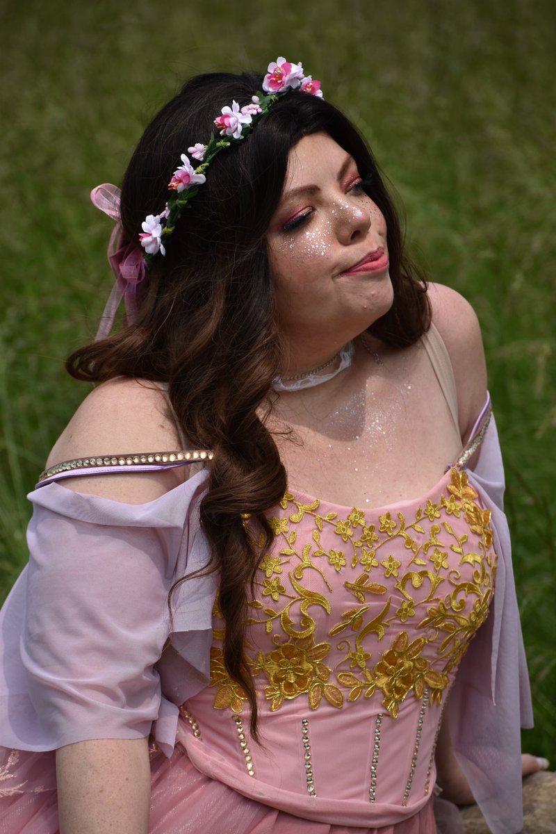 Tamlin, High Lady of the Spring Court and her Little Rose, Elain.