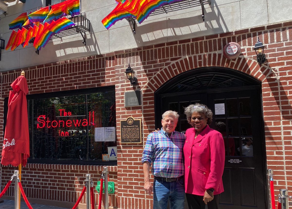 LindaT_G's tweet image. Today I stand with the LGBTQ community in celebrating #Pride! 🏳️🌈🏳️⚧️ This month and always, I believe that our diversity is our greatest strength. 📸 from a 2021 visit to @stonewalNPS.