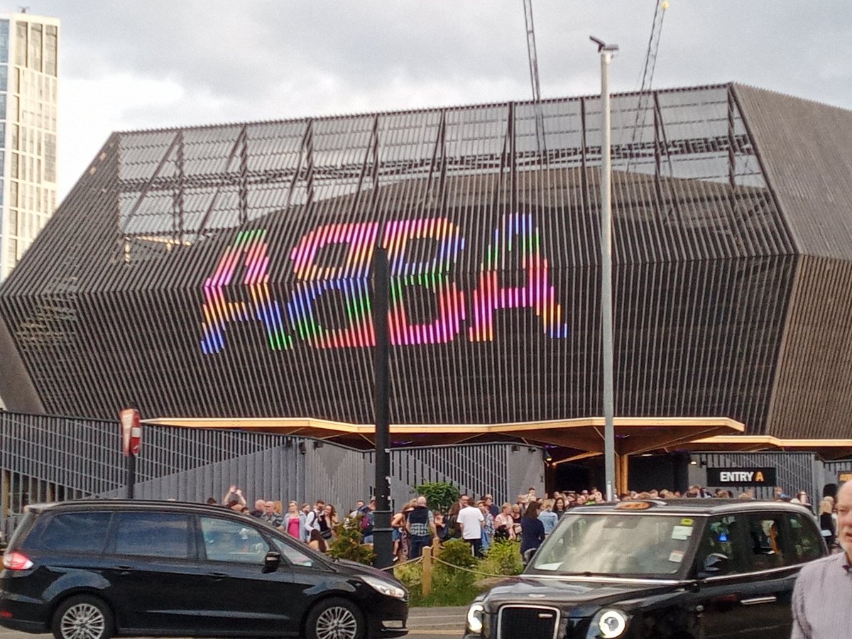 Julie Wilson tweet media