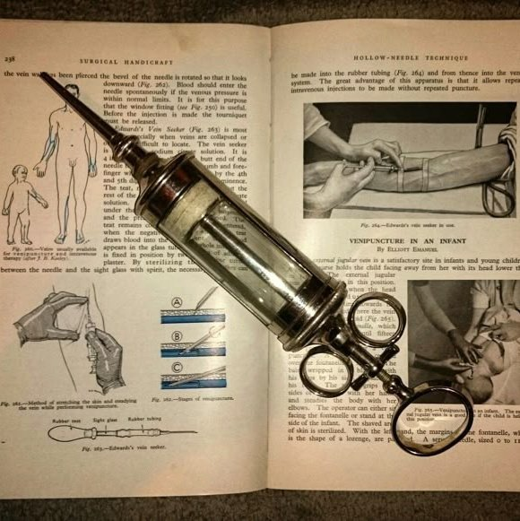 primaverarry's tweet image. ҉ HANNIGRAM UBA AU 🫀
En donde a Hannibal le falta una sola materia para pasar a las residencias en FMed si no fuera porque el profesor Graham se la tiene jurada.
O
En donde el mate de vidrio se vuelve a juntar.