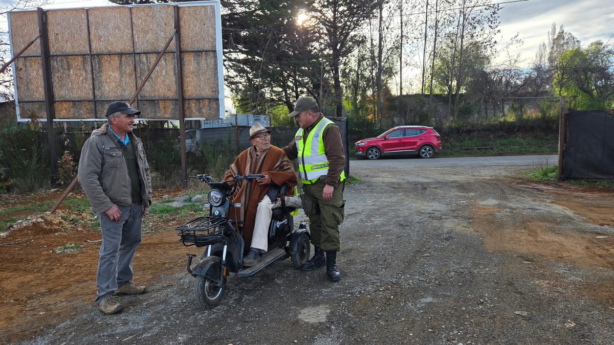 CarabNuble's tweet image. Carabineros de #Recinto, #Bulnes y #Ñiquen mantuvieron una reunión con vecinos de su sector, para coordinar acciones de seguridad para evitar delitos,  además de cursos de acción ante emergencias naturales.
#OrdenyPatria