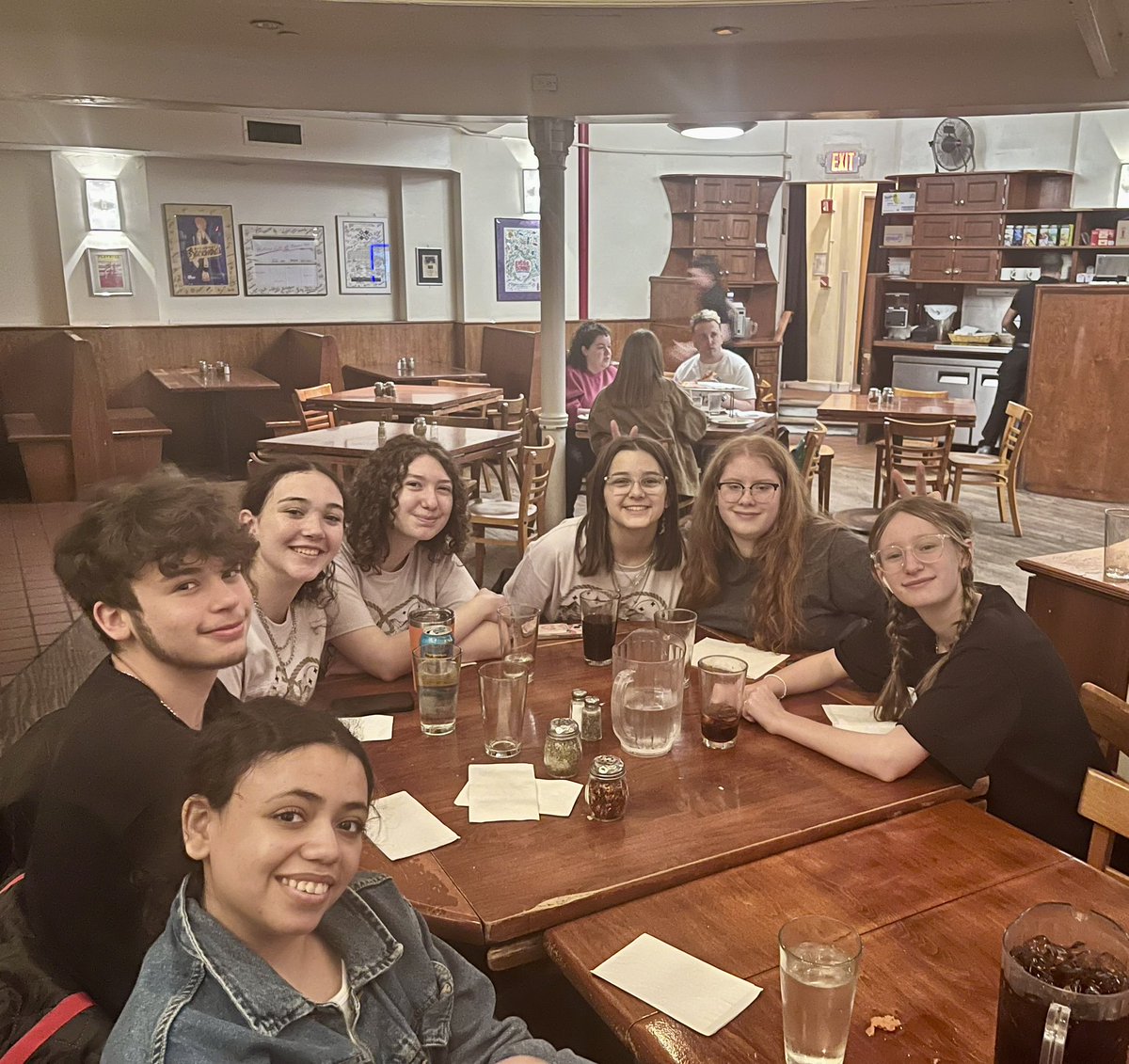 Vocal Versatility had a great end of year trip to NYC today! From lunch at @johnspizzeriaoftimessquare to seeing @chicagomusical we had a fantastic day 😎💙💛