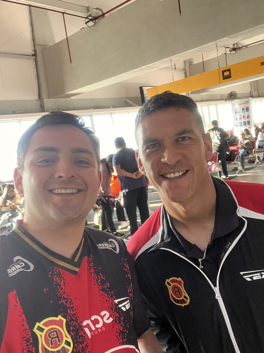 Voy en el mismo vuelo que el equipo. Siiiii torito de Fresia ❤️🖤