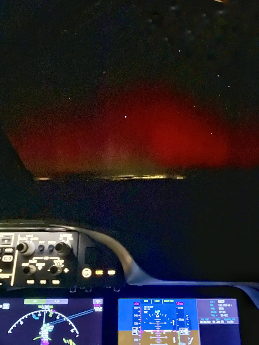 terrycox777's tweet photo. Sometimes the view at work is pretty good. The lights below the southern lights are Auckland

#southernlights #auroraaustralis #betterworkstories https://t.co/xVAY4AQ2oP