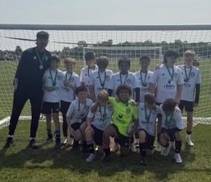 2013B White Team took home first place at the Memorial Cup this weekend! They scored a total of 15 goals, with only 2 goals against them! 👏🏽👏🏽👏🏽

Congratulations boys on a job very well done. Way to go!! 🥇🙌🏽👊🏽⚽️ #champs