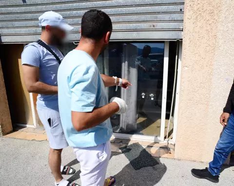 🇫🇷🇹🇳| Mohamed, un Tunisien de 35 ans, a été assassiné samedi soir en France à Puget-sur-Argens (Var) par son voisin raciste !

Mohamed, coiffeur Tunisien de 35 ans, a été abattu par balles par son voisin français à Puget-sur-Argens. 
Un autre voisin, de nationalité turque, a