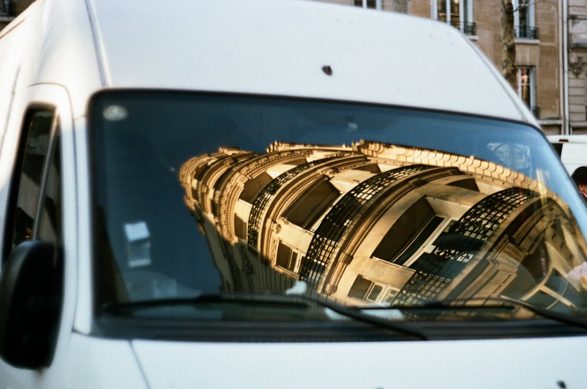 反射あるいは投影。

Leica DIII, Summitar 5cm f/2.0, Kodak Portra 160.