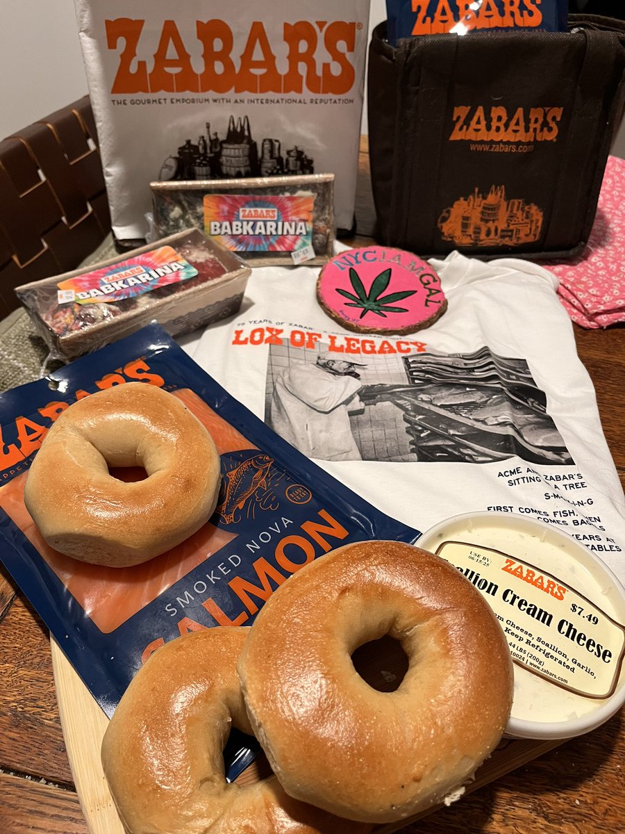 Such an amazing hang today celebrating <a href="/ZabarsIsNY/">Zabar's</a> and <a href="/acmesmokedfish/">Acme Smoked Fish</a> 75 year anniversary!! #LoxOfLegacy #SmokedPhish #KeepSmpking 🥯🎣 💪