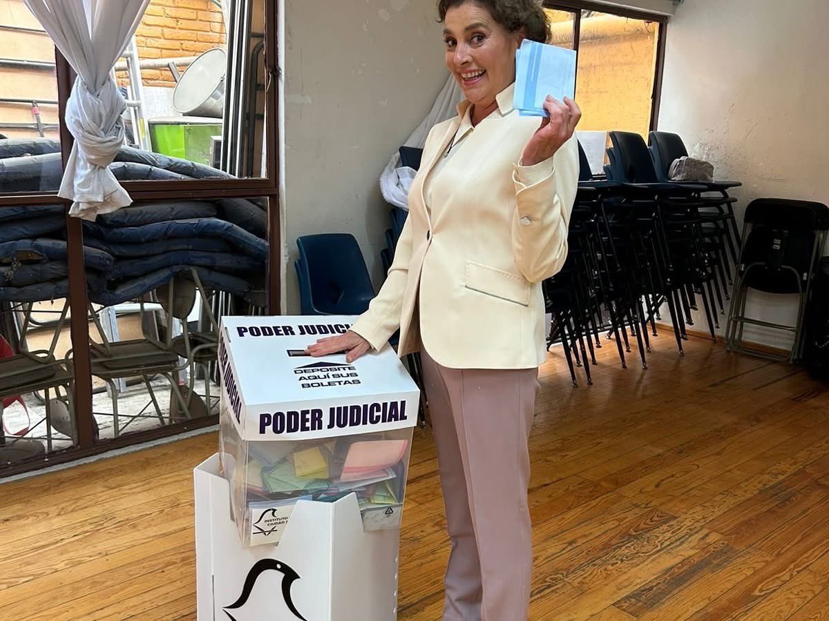 andreaaa027's tweet image. Pinche zopilota @BeatrizGMuller ayudando al chocoflan 🙄 ni estudiando en Inglaterra se le quita lo pendejo, tenía que ser uno de los parásitos engendros del malnacido cacas @lopezobrador_ 
El voto era libre y…… 🙄🤦‍♀️