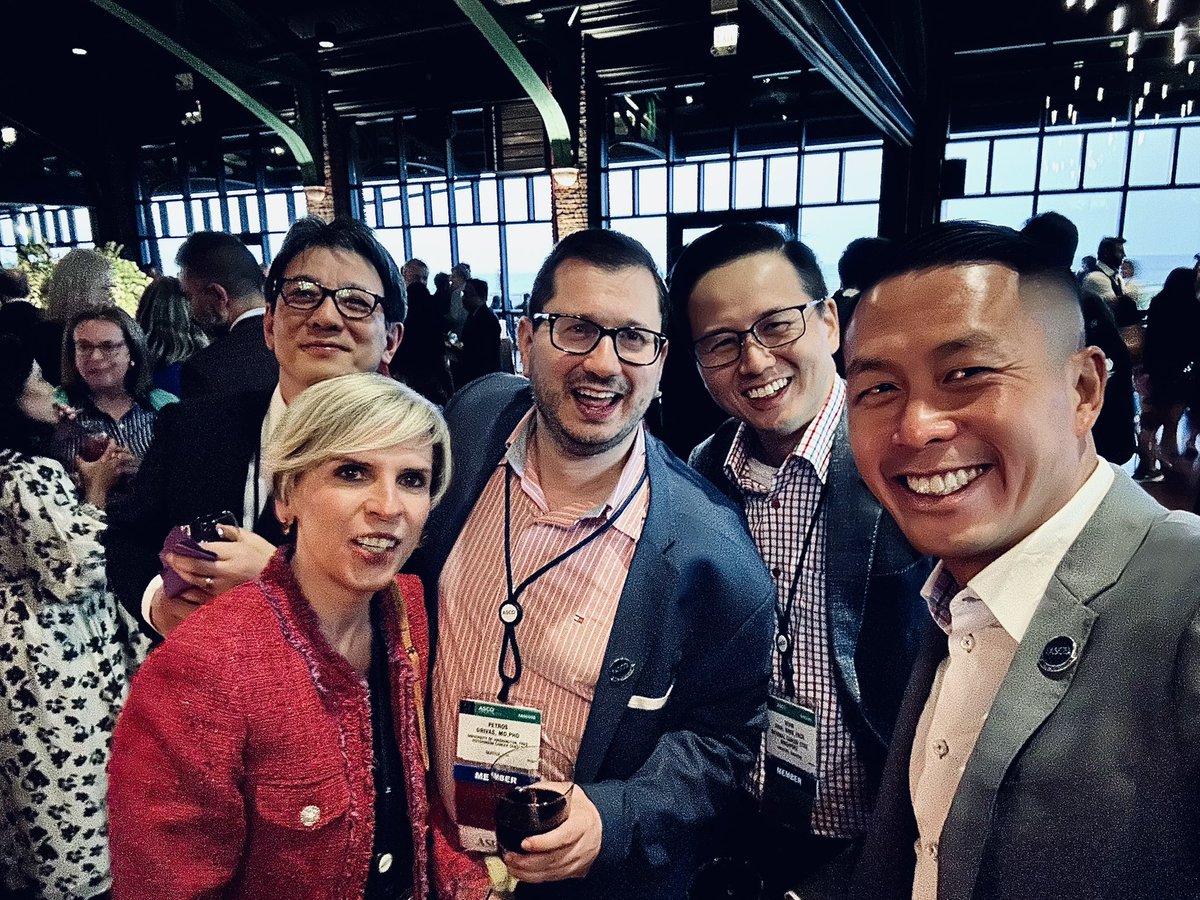 DrMLChua's tweet image. #ASCO2025
#PresidentReception
Learning something from the 🤴 of #selfies @PGrivasMDPhD @drkevin_chua_lm
Such a great gathering of people and I can’t help but promote #ASCOBT2026 #ASCOBreakthrough when you have Singapore sling as a cocktail drink!